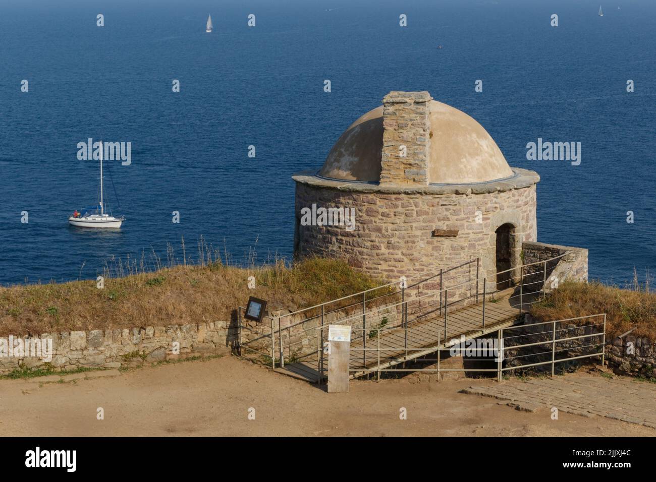 Belle vue sur le vieux château fort la Latte (château de la Roche Goyon) est situé sur la péninsule. Destination de voyage populaire sur la côte française. Banque D'Images