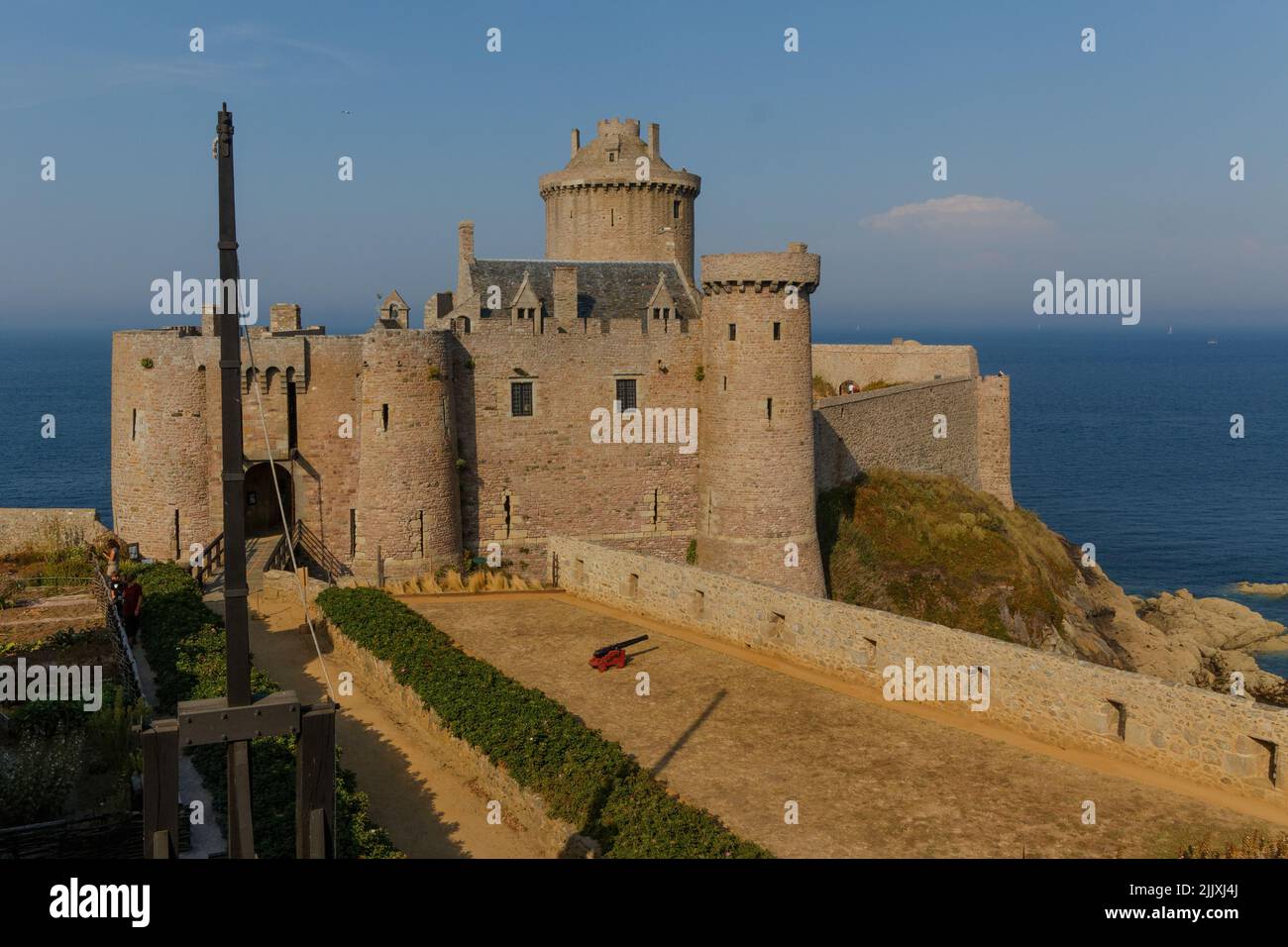 Belle vue sur le vieux château fort la Latte (château de la Roche Goyon) est situé sur la péninsule. Destination de voyage populaire sur la côte française. Banque D'Images