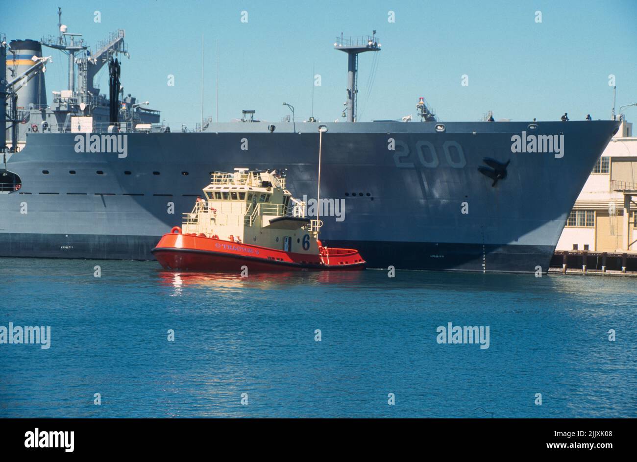 C-Tractor 6 aide à l'amarrage de l'USNS Guadalupe sur le port de San Diego Banque D'Images