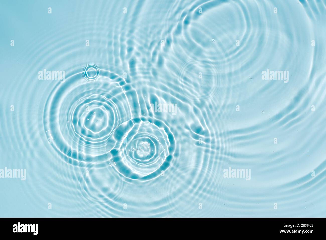 Texture eau bleue, surface eau menthe bleue avec anneaux et ondulations. Fond du concept de spa Banque D'Images