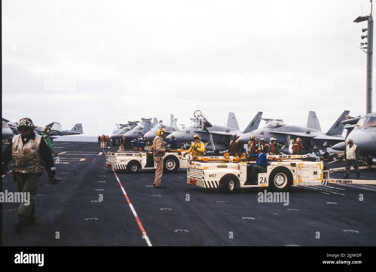 Se préparer pour les vols à bord d'un porte-avions de la Marine américaine Banque D'Images