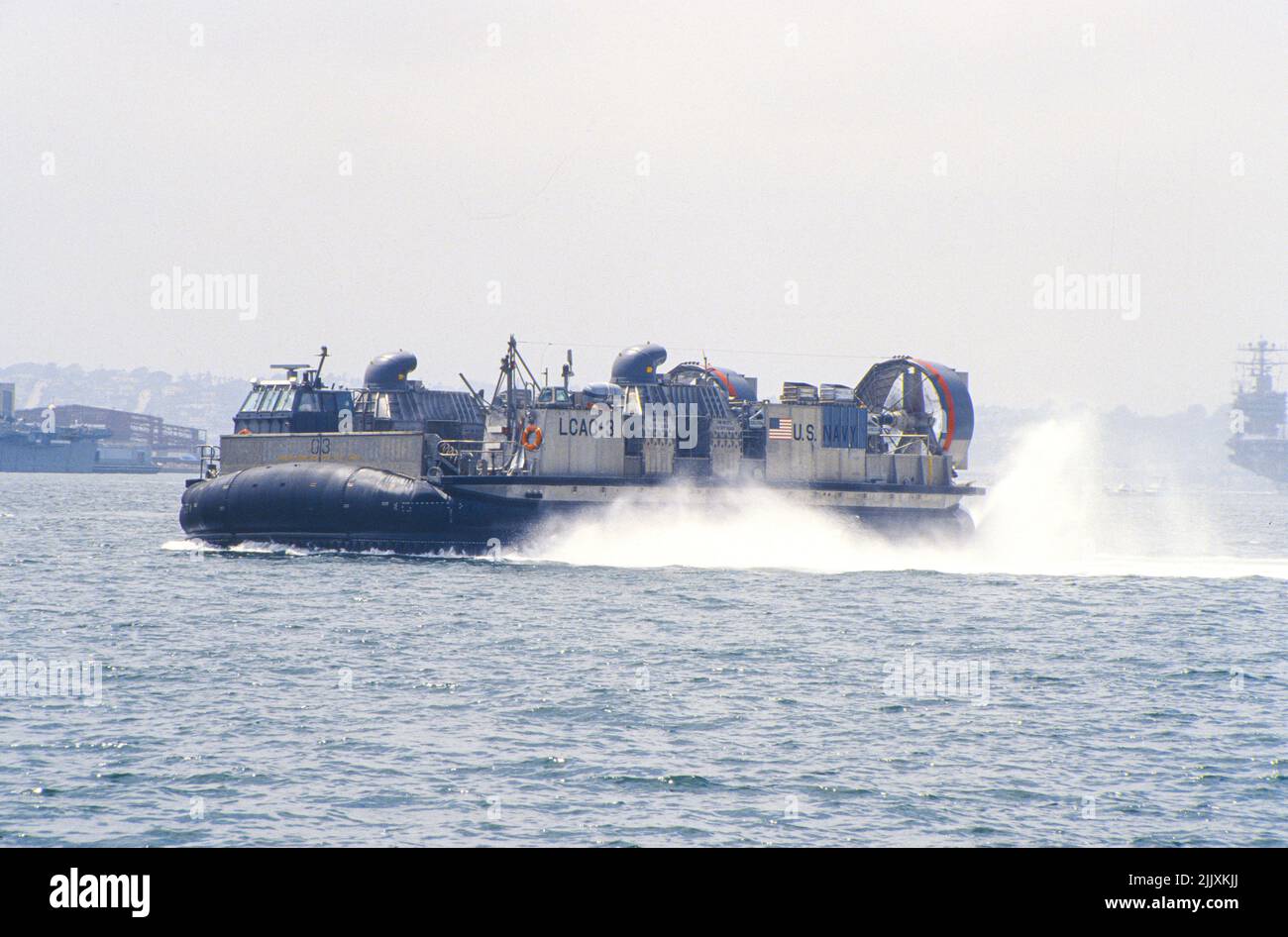 LCAC opérant dans le port de San Diego Banque D'Images
