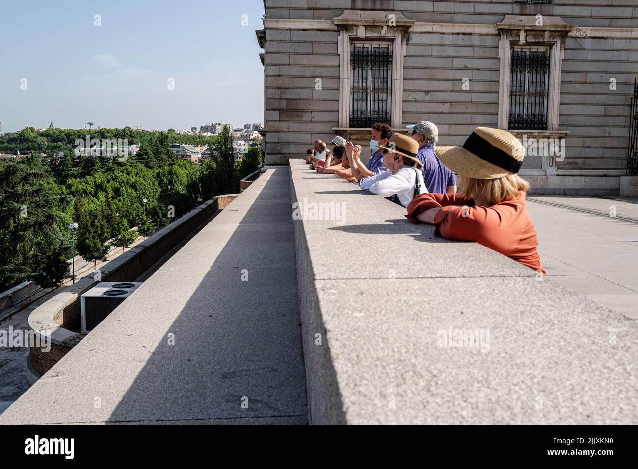 Madrid, Espagne -- 18 juin 2022. Photo des touristes au Palais Royal de Madrid en regardant sur un parc. Banque D'Images