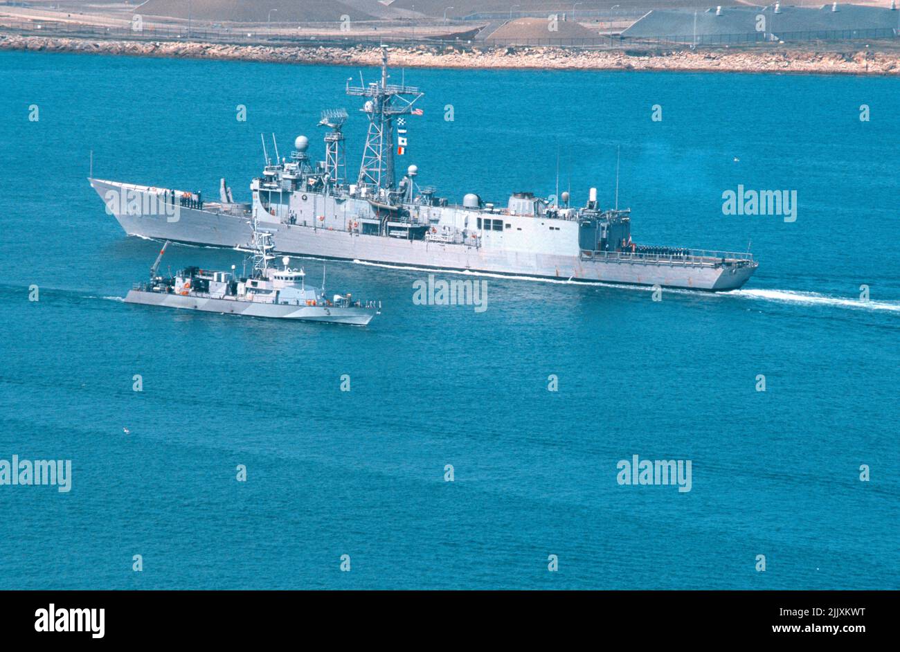 Deux navires de la marine américaine passent l'un l'autre à l'entrée du port de San Diego Banque D'Images