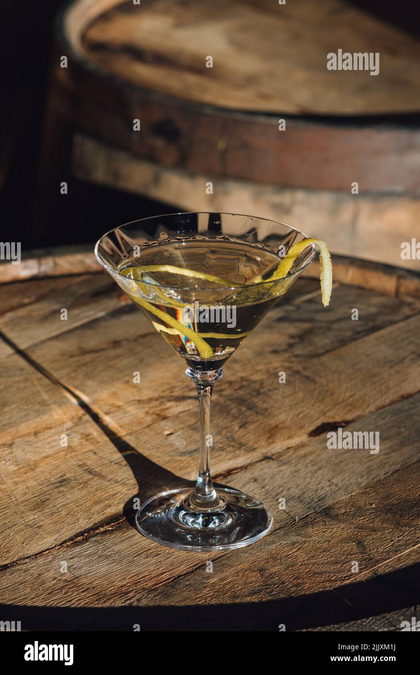 cocktail au martini avec une touche de citron sur le fût de whisky Banque D'Images