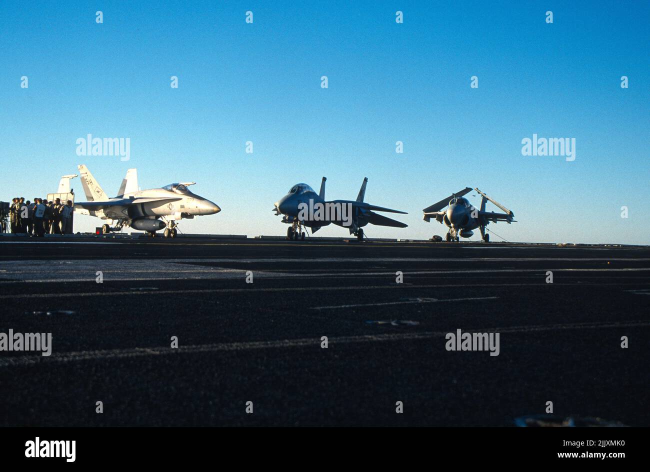 F/A-18, F-14 et A6 sur le pont de vol d'un porte-avions de la Marine américaine Banque D'Images