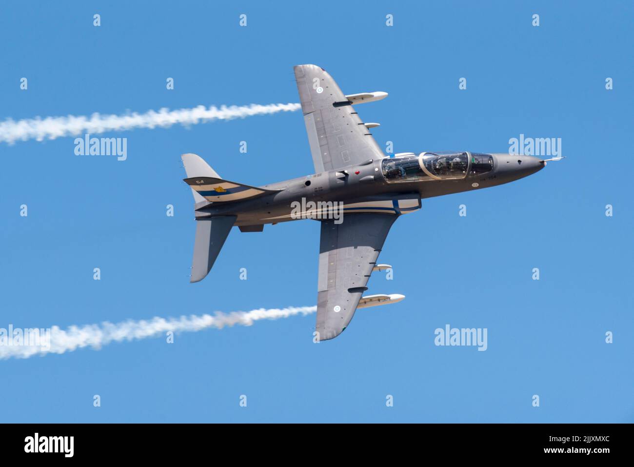 Entraîneur à réaction de la Force aérienne finlandaise BAe Hawk Mk.51 volant au Royal International Air Tattoo Airshow à RAF Fairford, Royaume-Uni. Finlande avion militaire Banque D'Images