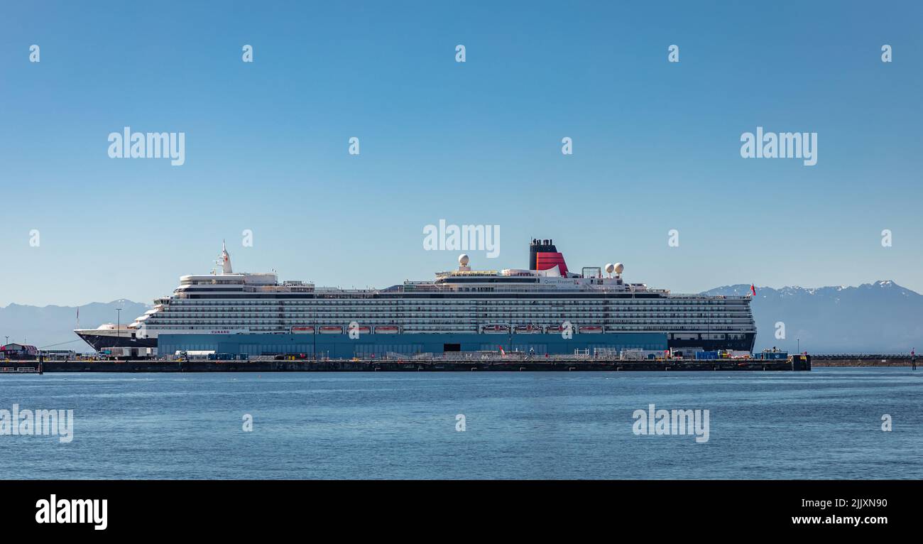 Le bateau de croisière de Mme Queen Elizabeth visite l'île de Vancouver. C'est le deuxième plus grand navire construit pour Cunard et est capable de transporter jusqu'à 2 092 pa Banque D'Images