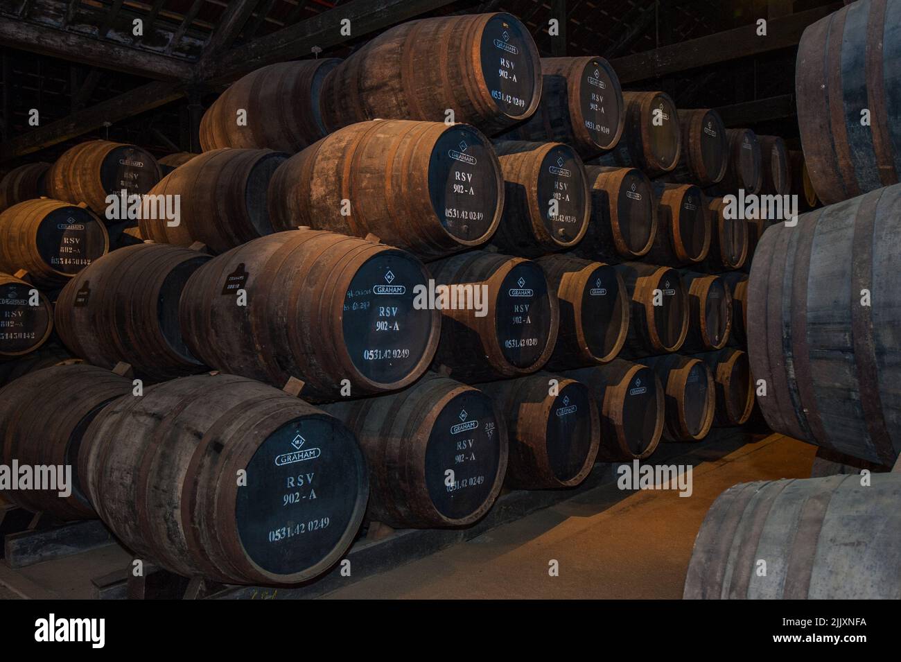 PORTO, PORTUGAL - 2 Avril 2014 : le vin de barils en Porto Graham's lodge, Vila Nova de Gaia, Porto, Portugal Banque D'Images