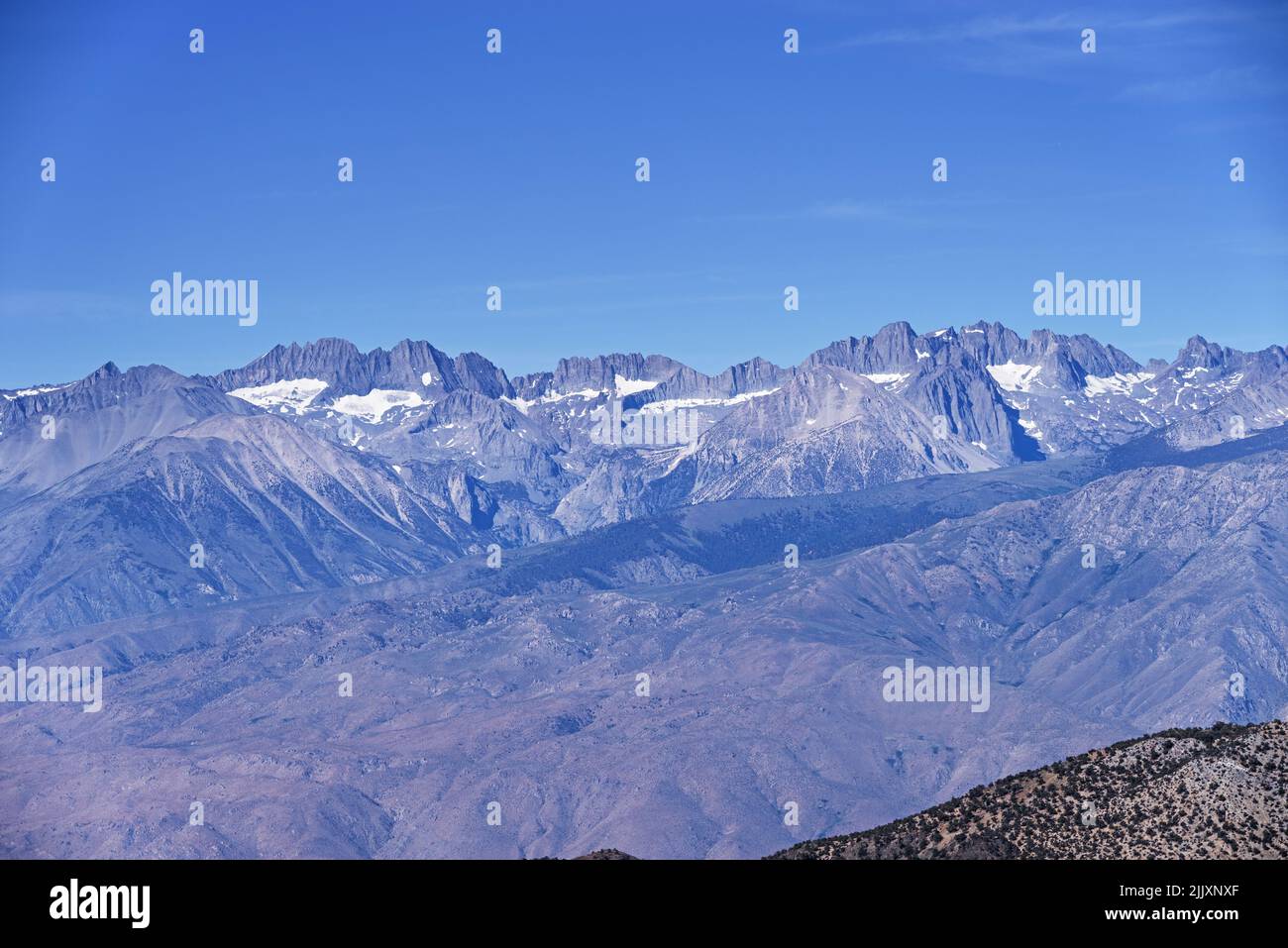 La chaîne Pallisade dans les montagnes de la Sierra Nevada en Californie depuis les montagnes blanches à travers la vallée d'Owens Banque D'Images
