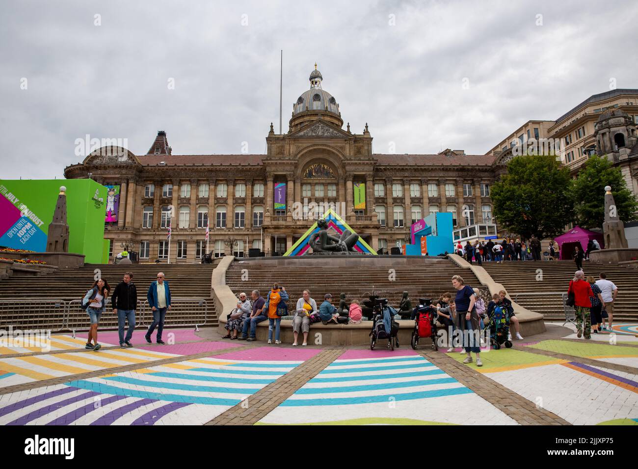 Vue sur le paysage du site du Festival des Jeux du Commonwealth 2022 à Victoria Square, Birmingham avec l'ancienne architecture britannique du Council House Banque D'Images