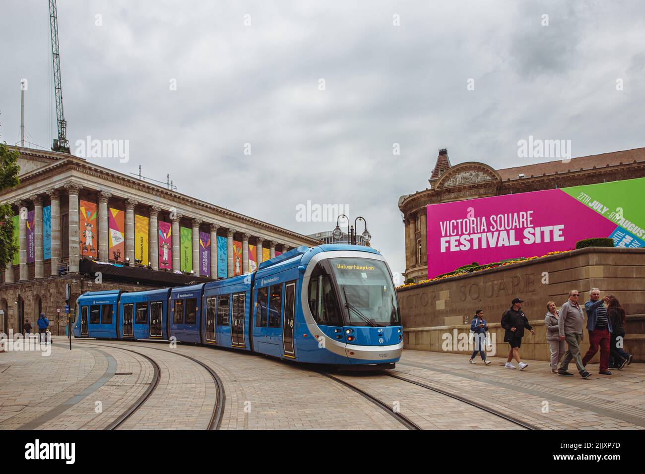 Un tramway Metro West Midlands qui longe la place Victoria dans le centre-ville de Birmingham pendant les Jeux du Commonwealth 2022 Banque D'Images