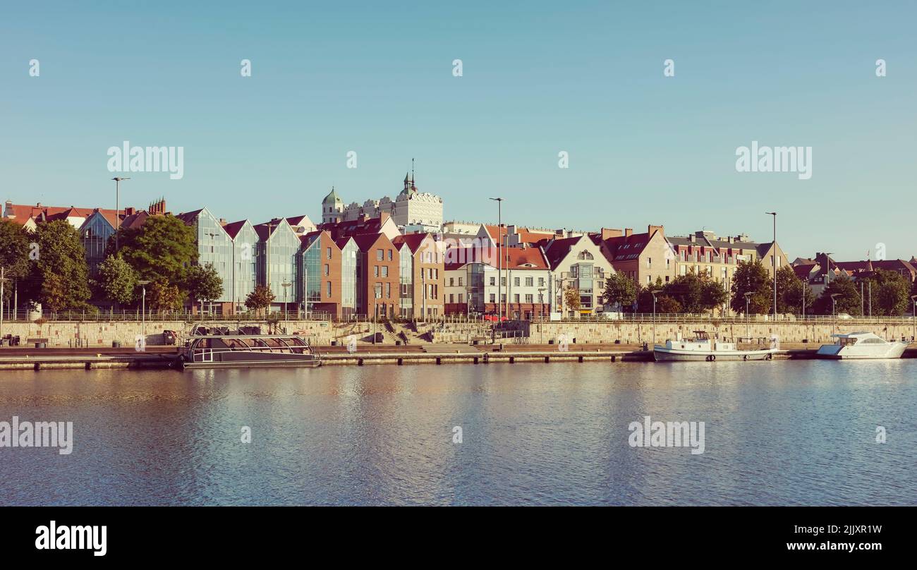 Front de mer de Szczecin avec ciel bleu clair à l'aube, tons rétro appliqués, Pologne. Banque D'Images