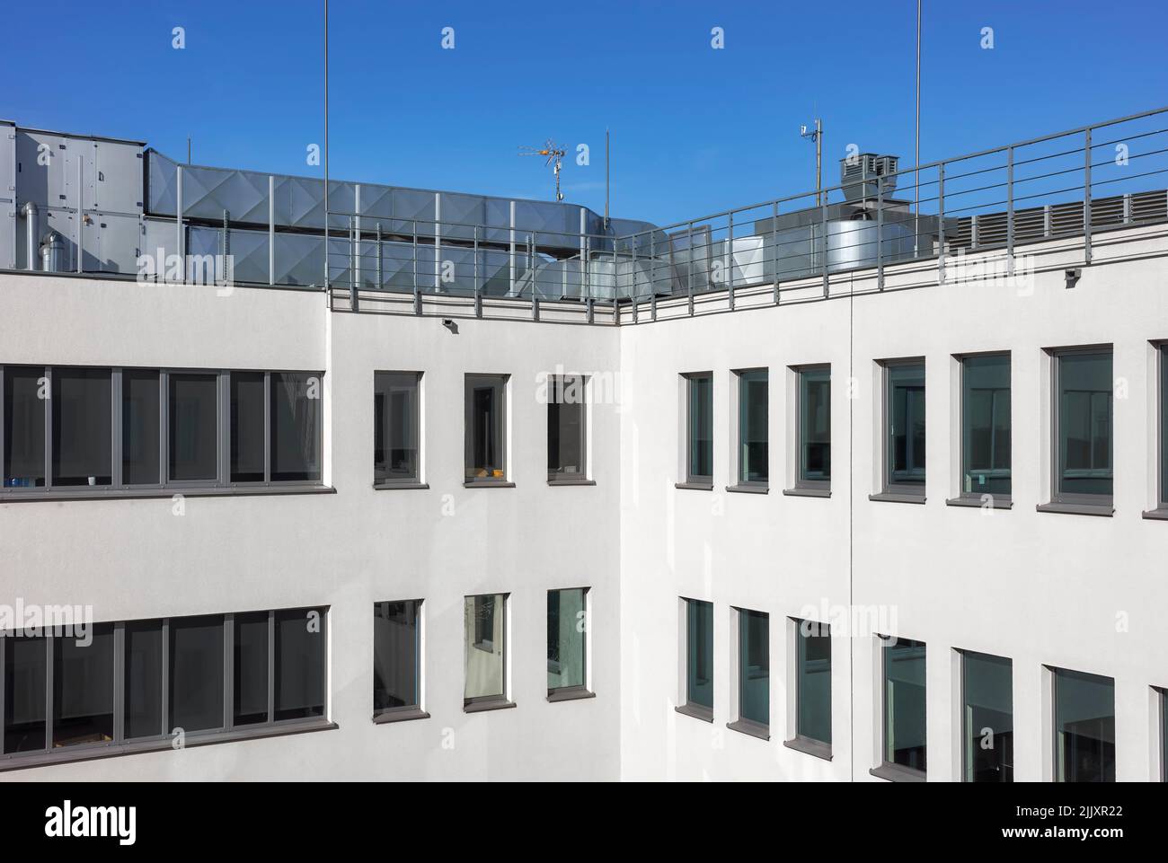 Un immeuble de bureaux avec système de climatisation sur le toit. Banque D'Images