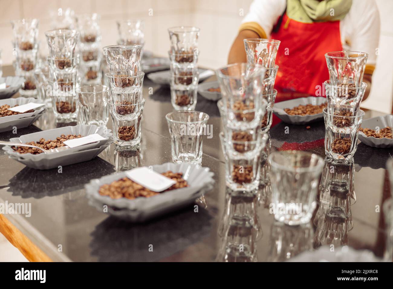 Verres à eau et bols avec particules de café pour la dégustation Banque D'Images
