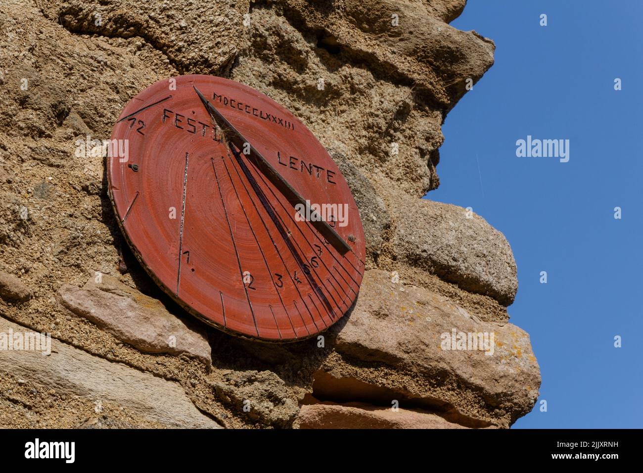 Gros plan de l'ancienne horloge rouge sur le mur de pierre château fort la Latte (Château de la Roche Goyon) est situé sur la péninsule. Côte française. Banque D'Images