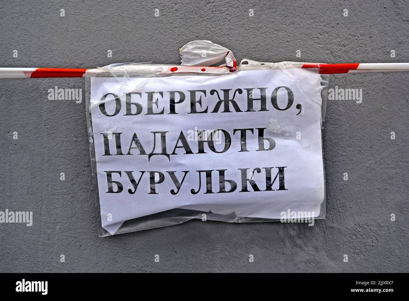 attention, les glaçons sont dangereux comme texte sur la langue ukrainienne, la diversité saisonnière de la sécurité Banque D'Images