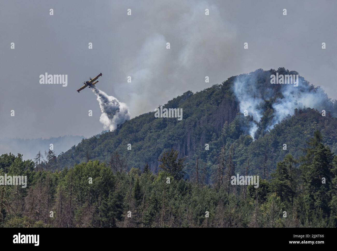 Hrensko, République tchèque. 28th juillet 2022. Avions italiens de lutte contre les incendies Canadair CL-415 verse de l'eau près de Vysoka Lipa dans le parc national de Ceske Svycarsko (Suisse tchèque), République tchèque, 28 juillet 2022. L'incendie dans le parc national s'est propageant pour la cinquième journée consécutive. Crédit : Vojtech Hajek/CTK photo/Alay Live News Banque D'Images