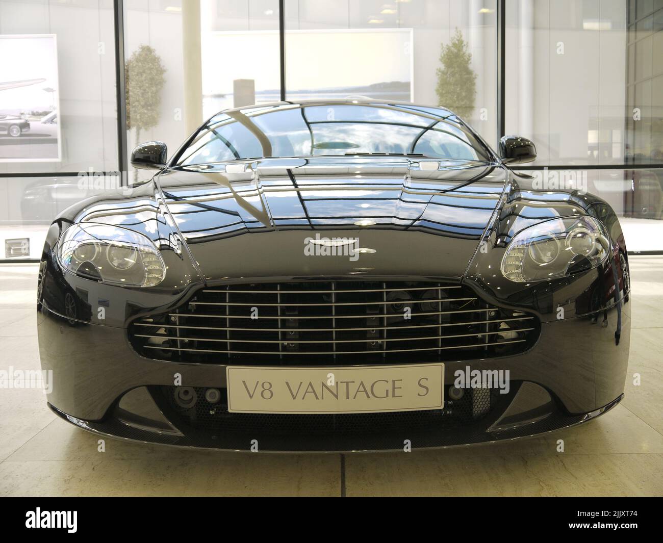 Le sourire d'un Jet Black Aston Martin V8 Vantage S, photographié dans l'atrium client du siège d'AM à Gaydon, Warwickshire Banque D'Images