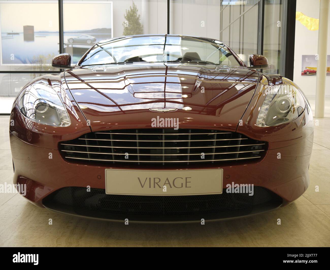 Le sourire d'un Rouge de Magma Aston Martin Virage, photographié dans l'atrium client de AM HQ à Gaydon, Warwickshire Banque D'Images