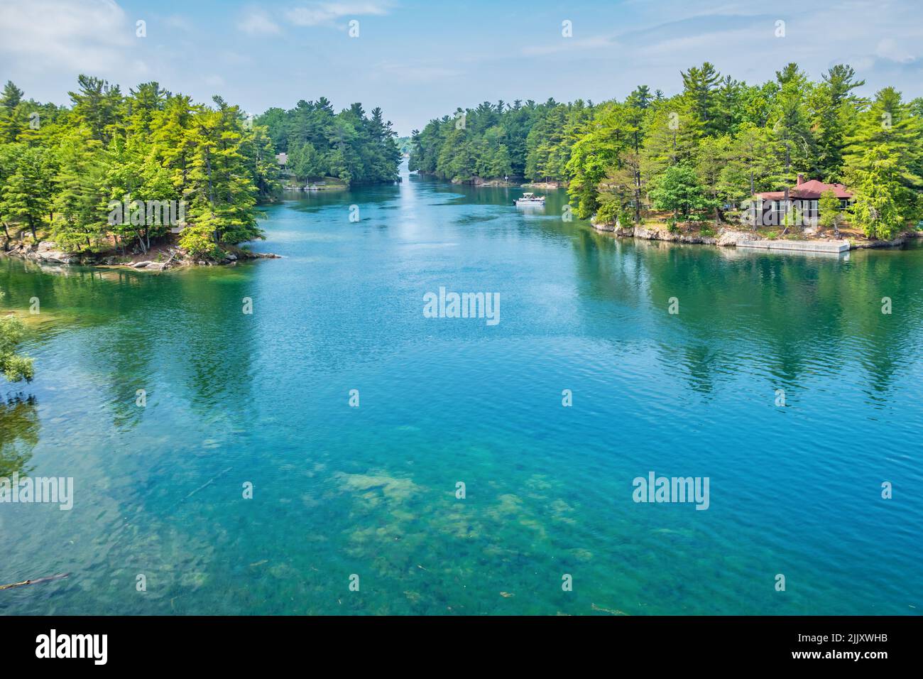 Îles et le fleuve Saint-Laurent dans le parc national des mille-Îles Ontario, Canada. Banque D'Images