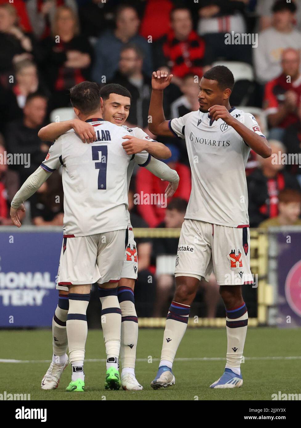 Liam Alan Millar du FC Basel (7) célèbre avec ses coéquipiers après avoir obtenu des scores contre Crusader lors de la Ligue de conférence UEFA Europa, deuxième qualification, deuxième match de match au stade Seaview, Belfast. Date de la photo: Jeudi 28 juillet 2022. Banque D'Images