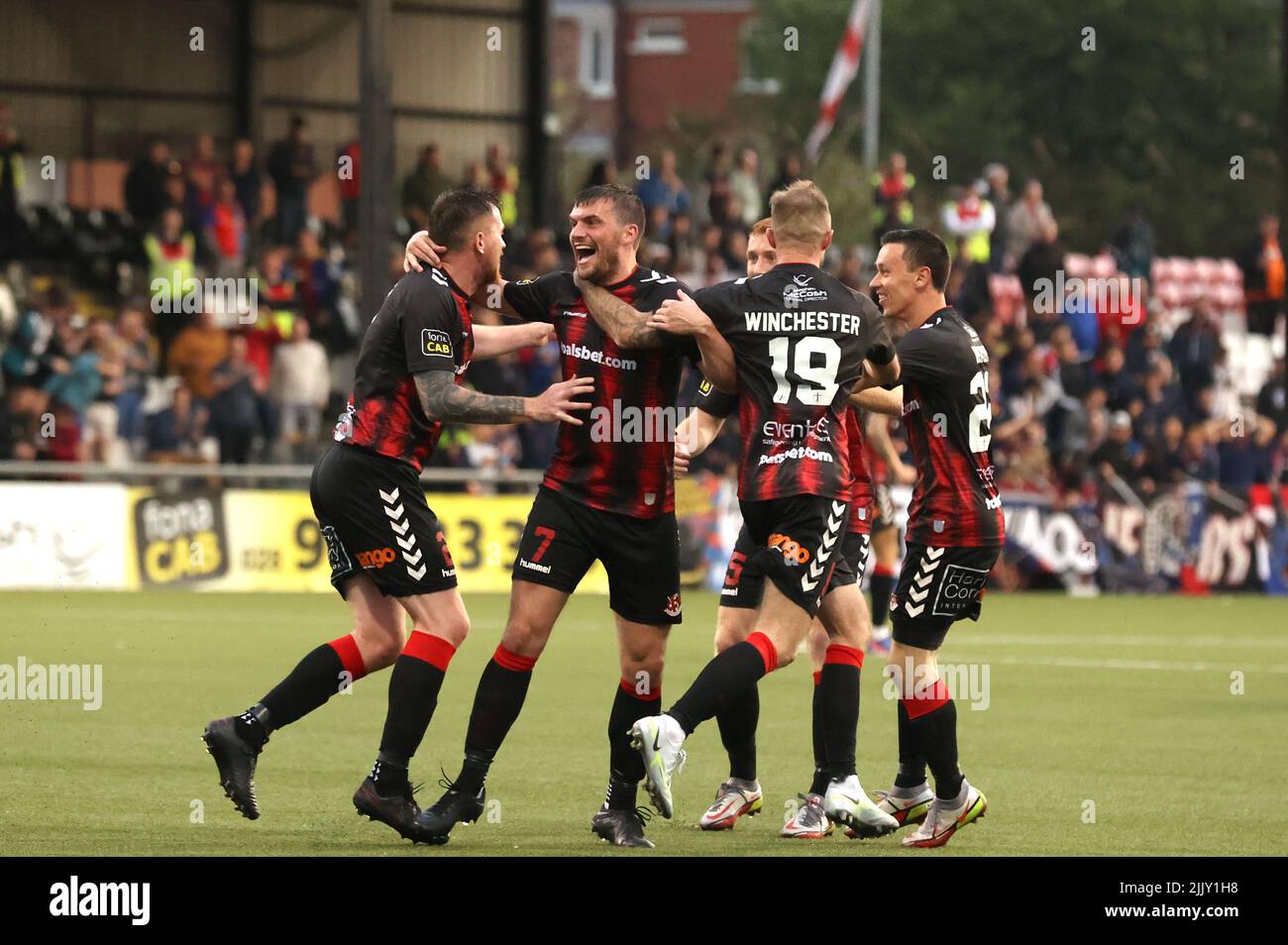 Billy Burns (à gauche) de Crusader célèbre avec ses coéquipiers qui ont obtenu des scores contre ceux du FC Basel lors de la Ligue de conférence UEFA Europa, deuxième qualification, deuxième match de match au stade Seaview, à Belfast. Date de la photo: Jeudi 28 juillet 2022. Banque D'Images