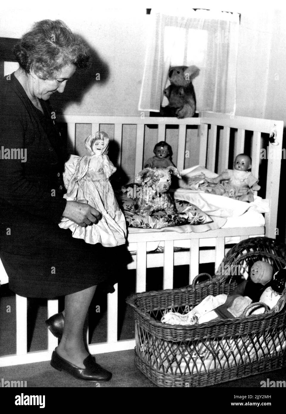 Un grand accueil attend le pont de guerre japonais Mme Gordon Parker et ses enfants lorsqu'ils vont bientôt à Ringwood. Aujourd'hui, Mme Parker Sens, a organisé des jouets dans la chambre des enfants. La poupée qu'elle tient était celle de sa mère. 09 juillet 1952. Banque D'Images