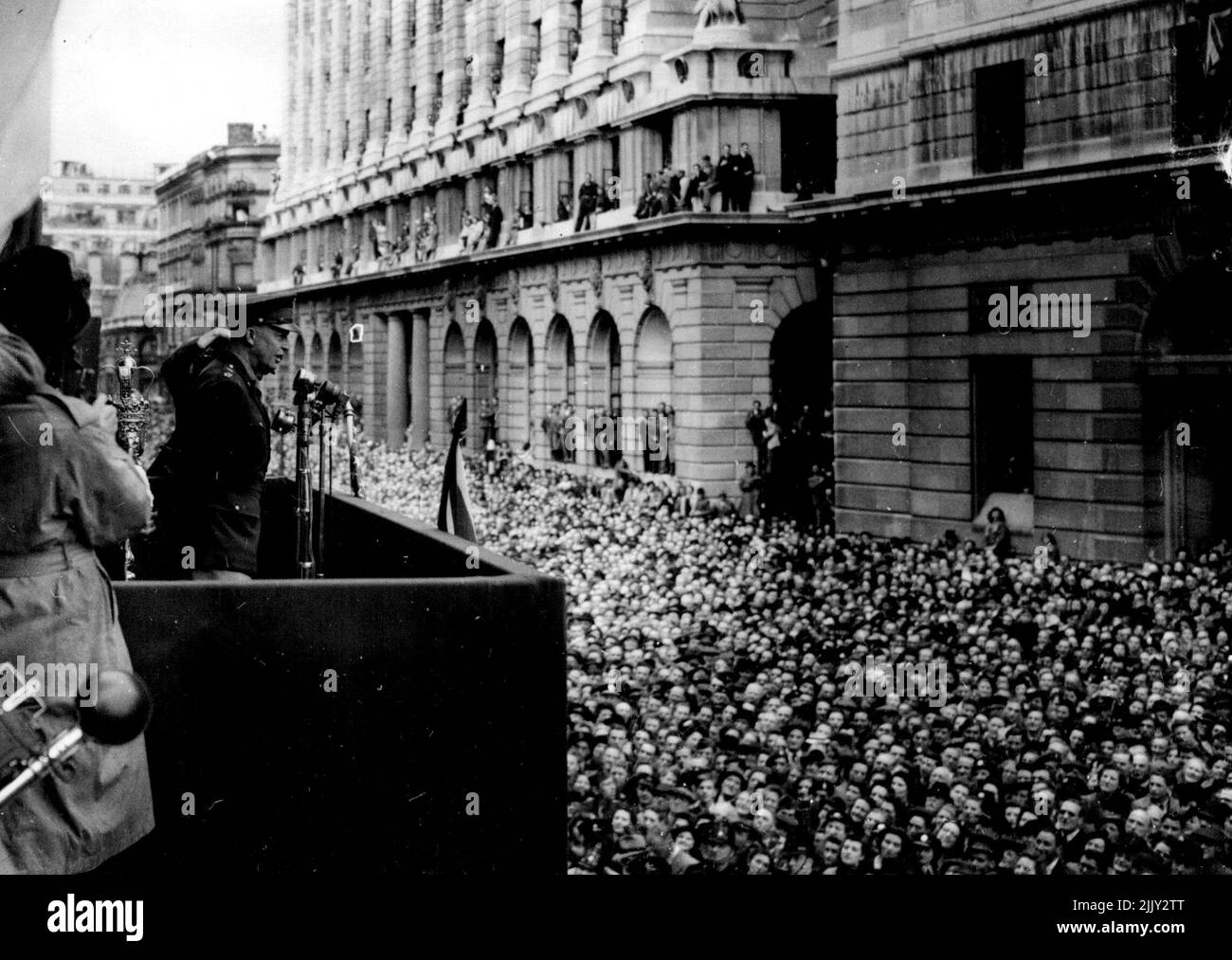 Le général Eisenhower reçoit la liberté de la ville de Londres - le général américain de l'armée Dwight D. Eisenhower, commandant suprême des alliés, s'adresse aux foules de Londoniens depuis le balcon de la Maison de la Maison 12 juin 1945, Peu de temps après, il a reçu la liberté de la ville de Londres et a reçu l'épée traditionnelle qui accompagne l'honneur. Tout en continuant la tête, le général Eisenhower a traversé les rues dans une calèche ouverte et a été accueilli avec enthousiasme. 22 mars 1947. (Photo de Keystone). Banque D'Images