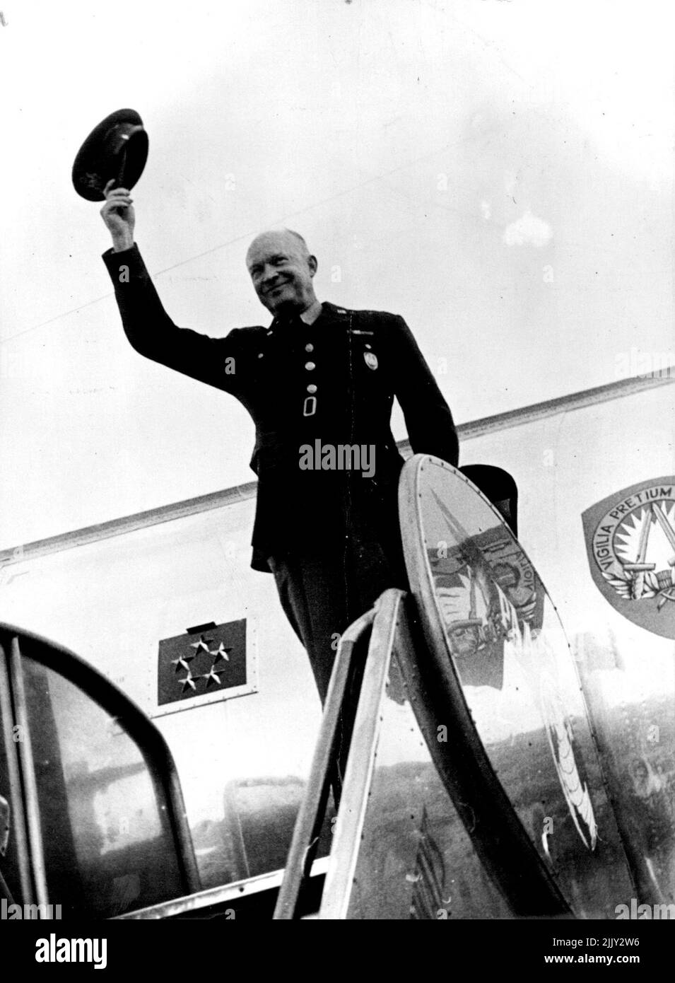 Adieu d'Eisenhower à Bruxelles - le général Eisenhower fait un petit revoir à l'aéroport de Mesbrouck, Belgique. Le général Eisenhower fait une tournée d'adieu de tous les pays représentés à son siège à Paris. Le premier arrêt de sa visite a été Bruxelles. 1 mars 1952. (Photo de Paul Popper Ltd.). Banque D'Images