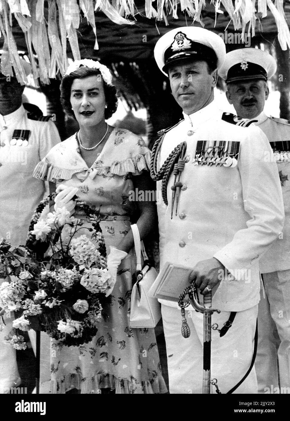 La tournée royale -- Lady Pamela Mountbatten, Lady-in-Waiting à H.M. la Reine, et le commandant Michael Parker, secrétaire privé de H.R.H. le duc d'Édimbourg, sont les principaux membres de l'entourage de la tournée royale de Nouvelle-Zélande et d'Australie. Ils sont ici photographiés pendant la visite à Tong. 20 janvier 1954. (Photo par Camera Press). Banque D'Images