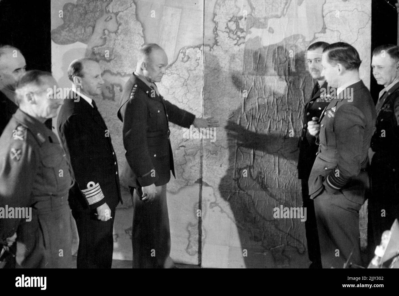 La première fois, le Commandement suprême allié a été photographié en conférence à leur quartier général. Le général Dwight D. Eisenhower, commandant suprême, discute des plans d'invasion avec son personnel, de gauche à droite:- le général Sir Bernard Montgomery, C.-in-C., Groupe d'armées britannique; le général Omar N. Bradley, commandant principal, Forces du Groupe des États-Unis; l'amiral Sir Bertram Ramsay, commandant de la marine alliée; le général Eisenhower; Le maréchal en chef de l'air Sir Trafford Leigh Mallory, C.-in-C. de l'air; le maréchal en chef de l'air Sir Arthur Tedder, commandant suprême adjoint; et (derrière) le lieutenant-général Walter Bedell Smith, chef d'état-major. 1 février 1944. Banque D'Images