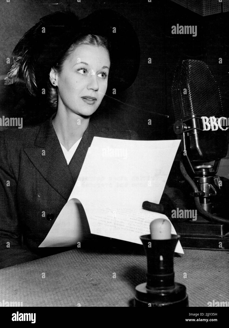 Margaret Leighton, actrice britannique de scène, qui diffuse des émissions à la BBC à l'intérieur et à l'étranger. ALS Show de Niven - la star de fond Margaret Leighton vole complètement le spectacle sous le nom de Flora MacDonald dans 'Bonnie Prince a Charlie'. David Niven, qui joue le rôle de titre, est venu de Hollywood à la star. Margaret Leighton est un ancien joueur de la Old Vic Company. « Bonnie Prince Charlie » a été deux ans avant les caméras et dans les salles de découpe. Il a été terminé cette semaine après quelques reprises. 3 octobre 1947. Banque D'Images