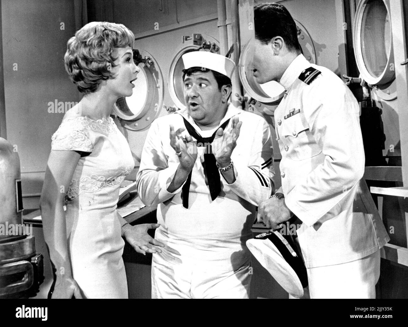 20th Century-Fox présente - Pat Boone dans toutes les mains sur Deck co-starring Buddy Hackett, Dennis O'keefe, Barbara Eden Entertainment et celebritiesscope. Couleur de Luxe. Produit par Oscar Brodney réalisé par Norman Taurog. Scénario de Jay Sommers. Barbara Eden, Buddy Hackett et Pat Boone dans une scène de 20th-Fox production 'All Hands on Deck' - Regent and banlieues, 11 mai. 1 janvier 1945. Banque D'Images