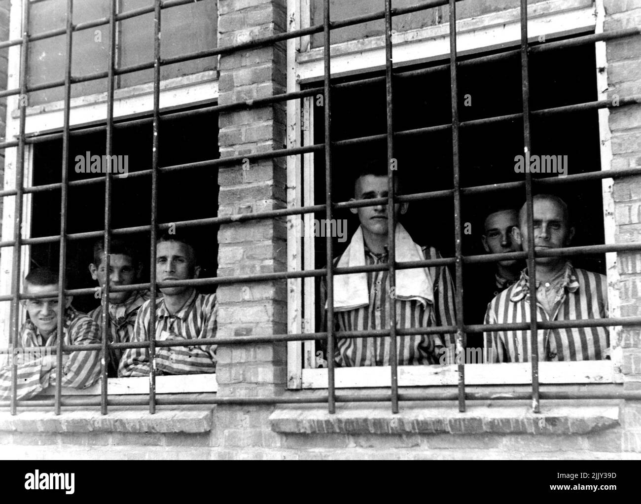 Les prisonniers derrière les barreaux dès leur retour dans les camps après avoir enlevé des mines et des pièges. Après que le camp de concentration connu Vught (dans la partie sud des pays-Bas) ait été libéré par les alliés arrive, il est devenu un camp pour les collaborateurs néerlandais sont maintenant dans ce camp. 300 appartiennent aux pays-Bas Waffen S.S. Ils sont habillés dans les mêmes prisonniers que les membres de résistance souterraine ont été mis en place après ***** A été transporté à Vught. 17 novembre 1945. (Photo par Pictorial Press). Banque D'Images