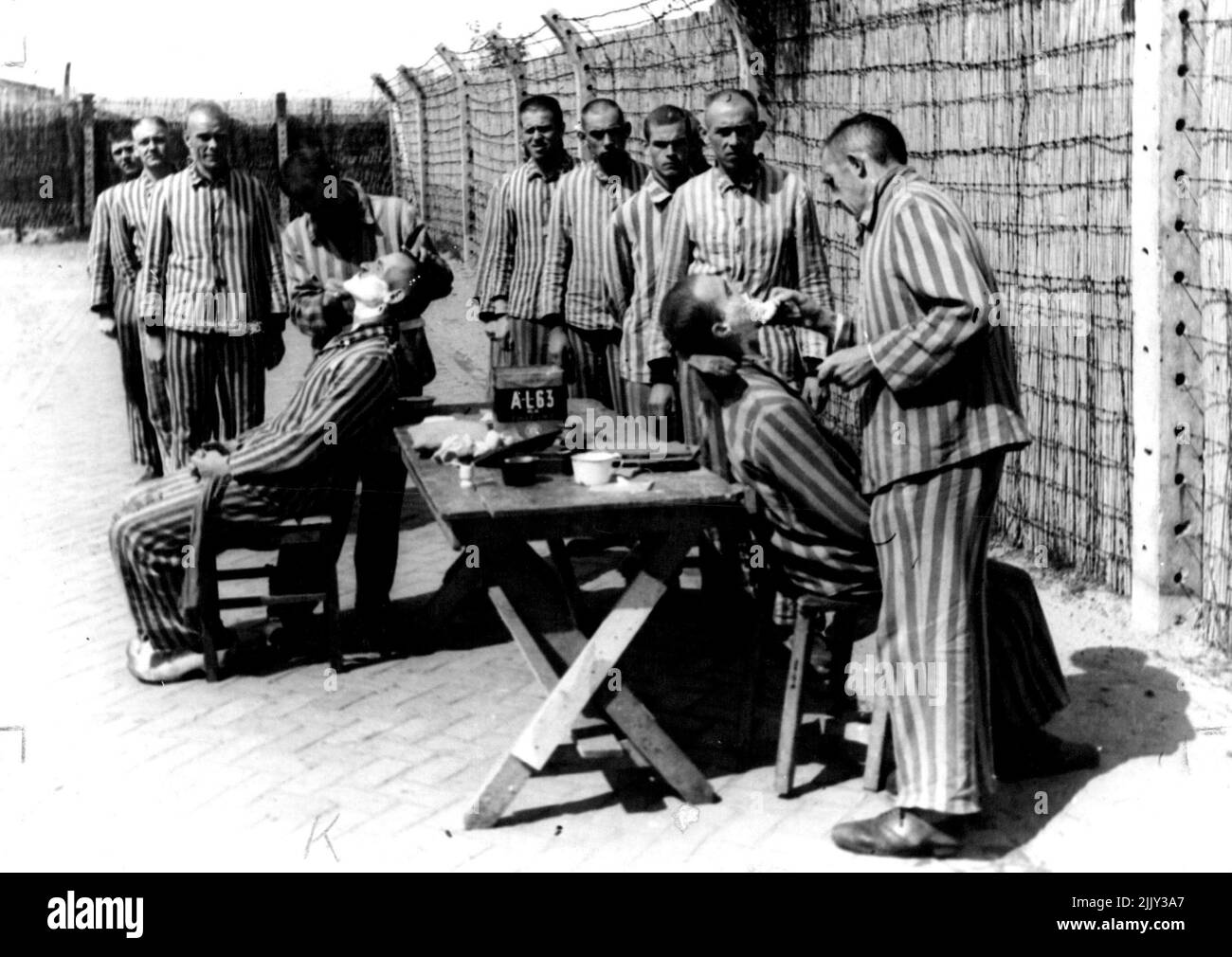 Le rasage à l'air libre est effectué par les prisonniers. Il est douteux que le rasage améliore leur visage. Après que le camp de concentration connu Vught (dans la partie sud des pays-Bas) ait été libéré par les alliés arrive, il est devenu un camp pour les collaborateurs néerlandais sont maintenant dans ce camp. 300 appartiennent aux pays-Bas Waffen S.S. Ils sont habillés dans les mêmes tenues que les anciens membres de la résistance souterraine ont été mis en place après qu'ils ont été transportés à Vught. 01 juin 1945. (Photo d'Anefo). Banque D'Images