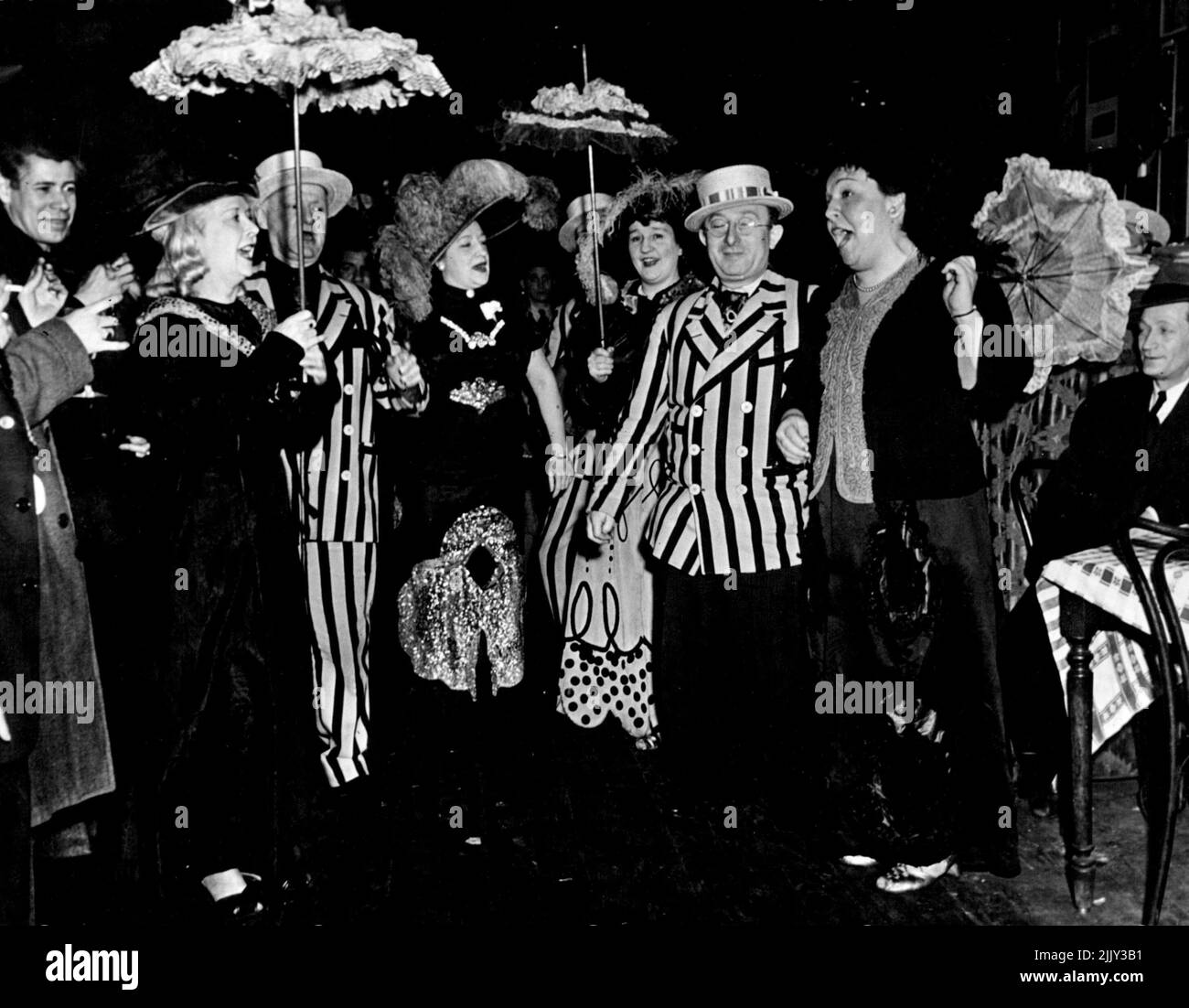 The Bum's Monte Carlo - The 'gay 90 'Revue' chante tous les classiques du temps. 11 juin 1948. (Photo par Pictorial Press). Banque D'Images