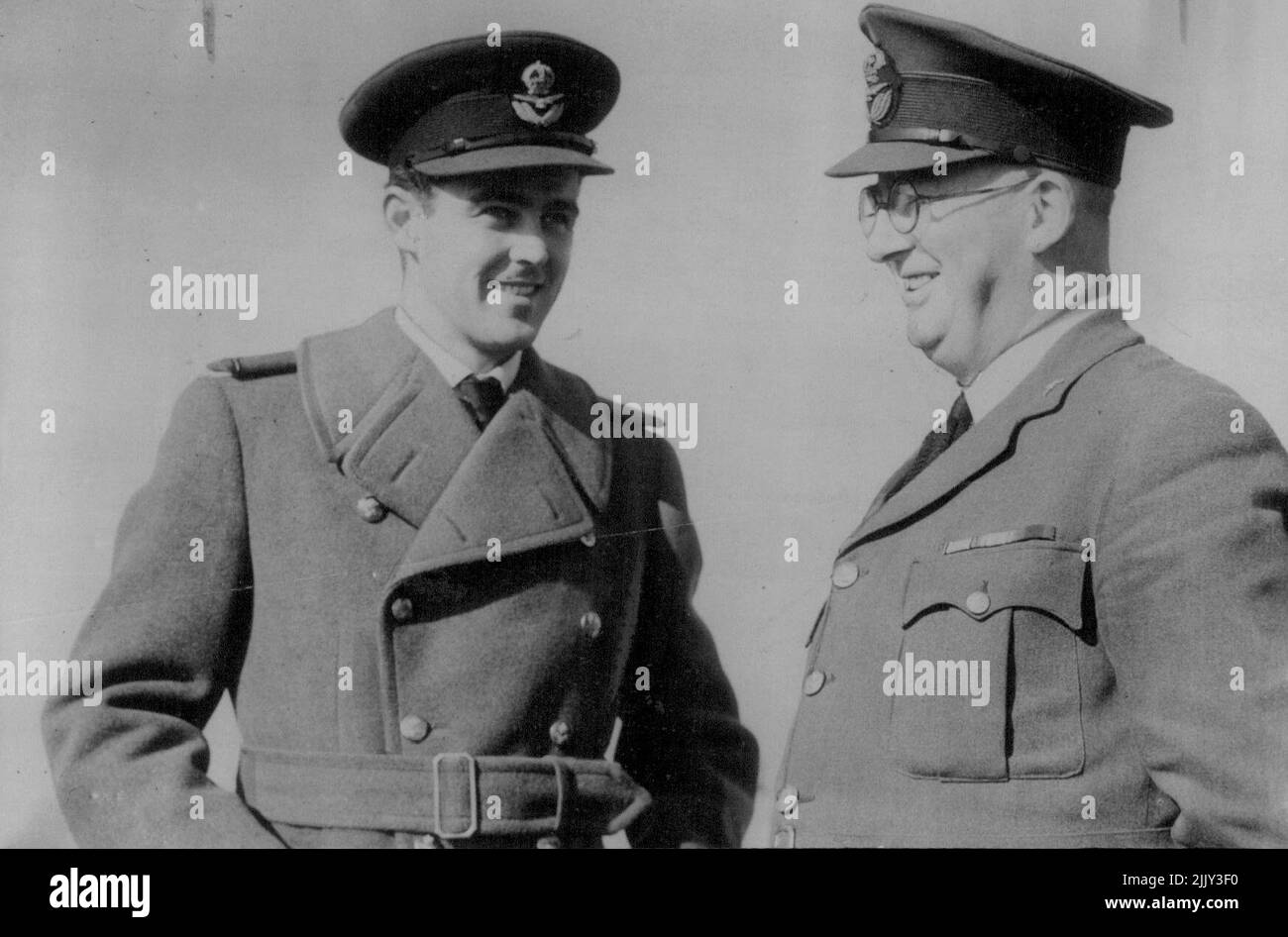 Le golfeur américain lutte pour la Grande-Bretagne. Le pilote Robert Sweeny (à gauche), qui a remporté le championnat britannique de golf amateur en 1937, est maintenant membre du U.S. Eagle Squadron, qui s'entraîne avec la R.A.F. Il discute avec le commandant de l'escadre R. M. Daniel. 18 juin 1947. Banque D'Images