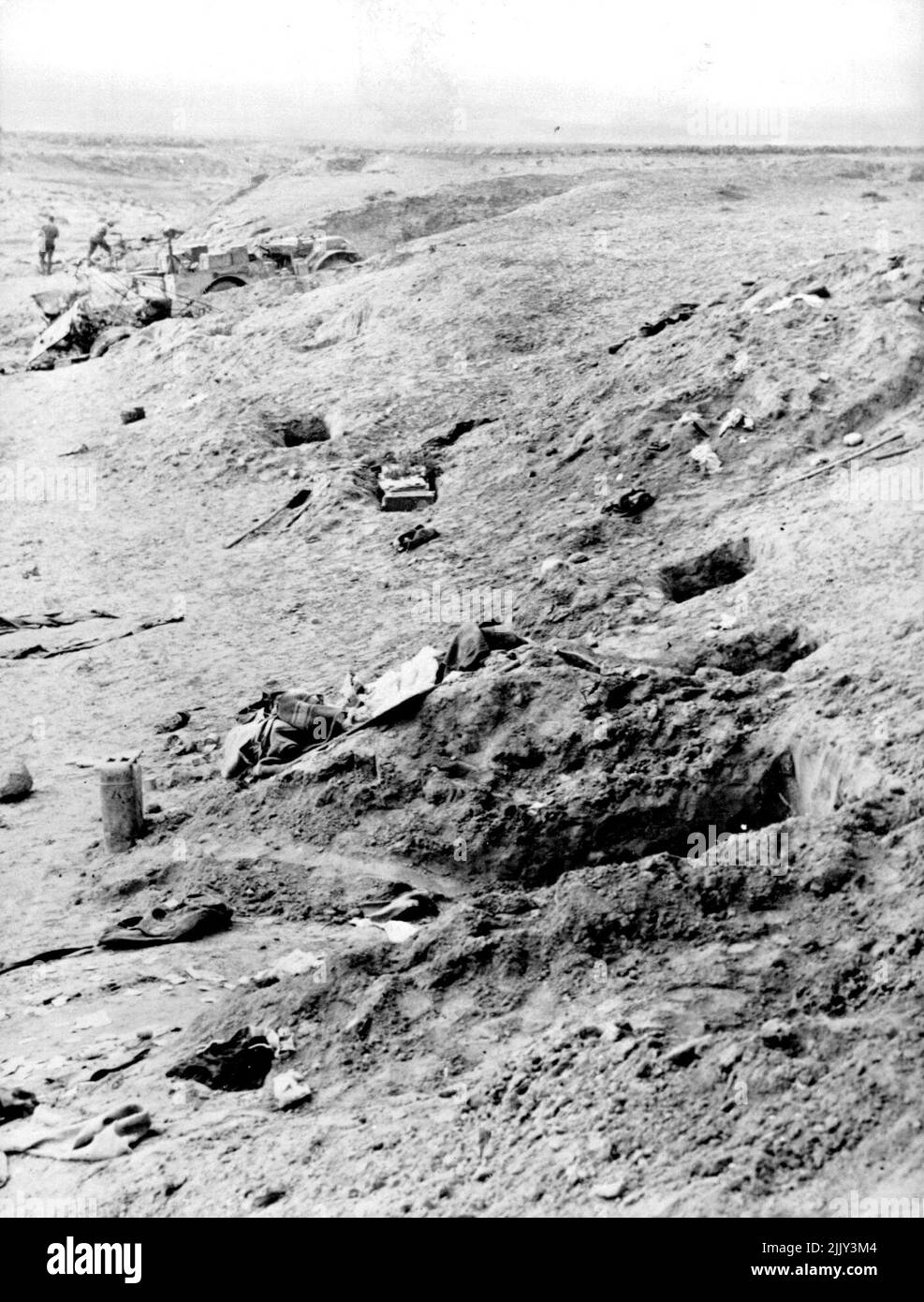 Tranchées abandonnées par l'axe américain contre-attaque en Tunisie les tranchées et l'équipement montrés ici ont été abandonnées à la hâte par les forces de l'axe, lorsque l'armée américaine a réussi à contre-attaquer en Tunisie. 7 mai 1943. (Photo de l'Office of War information Picture des États-Unis). Banque D'Images