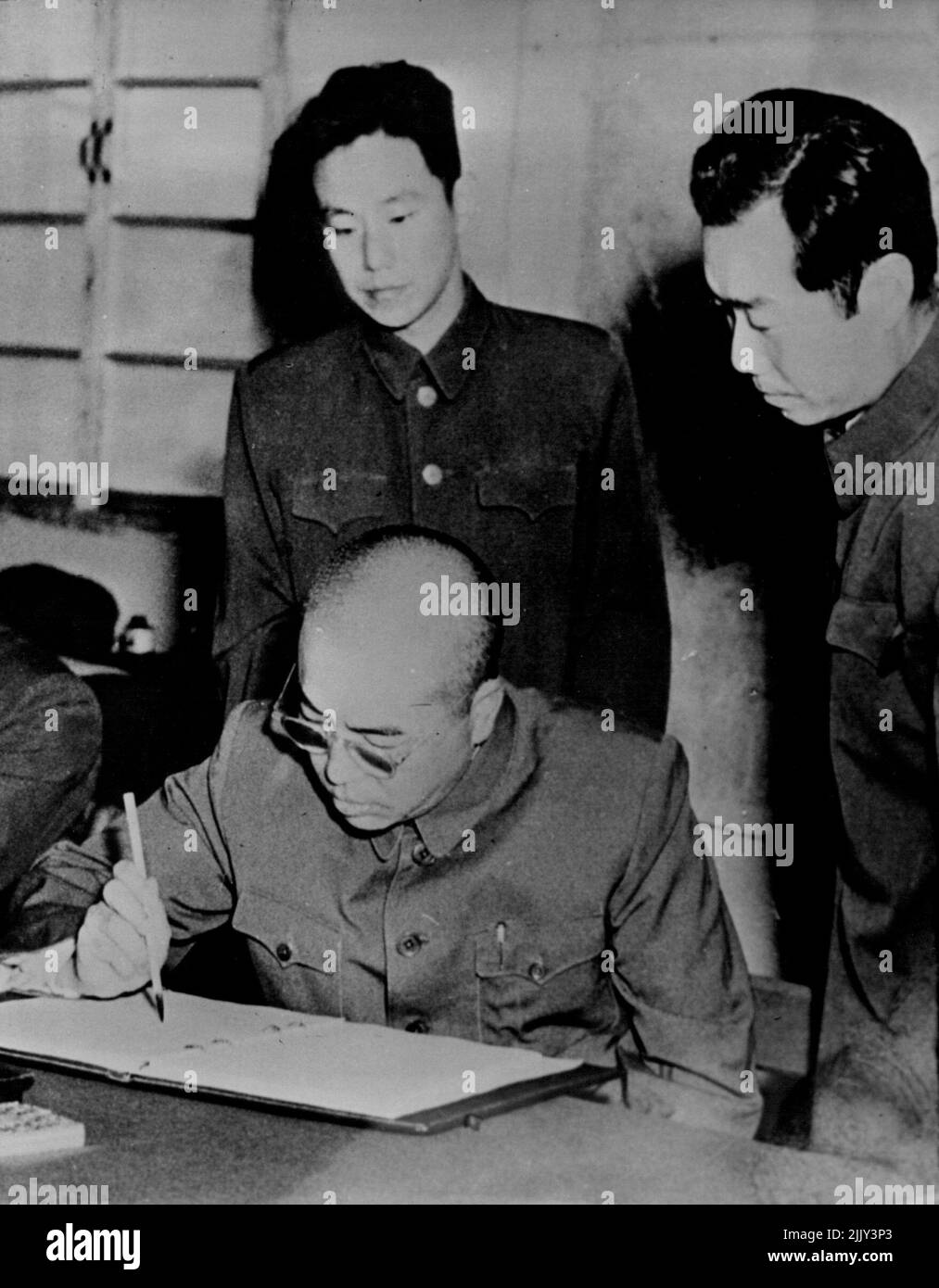 C.-en-C. de l'armée chinoise en Corée : le général Peng Teh-Huai signe l'armistice. Le général Peng Teh-huai, commandant des volontaires du peuple chinois, signe la Convention d'armistice de Corée à Kaesong, en Corée du Nord, à 9,30 heures sur 28 juillet 1953. C'est l'une des premières photographies à atteindre l'ouest du commandant en chef chinois - le premier général communiste chinois à avoir combattu contre une armure occidentale. 1 septembre 1953. (Photo par Camera Press). Banque D'Images