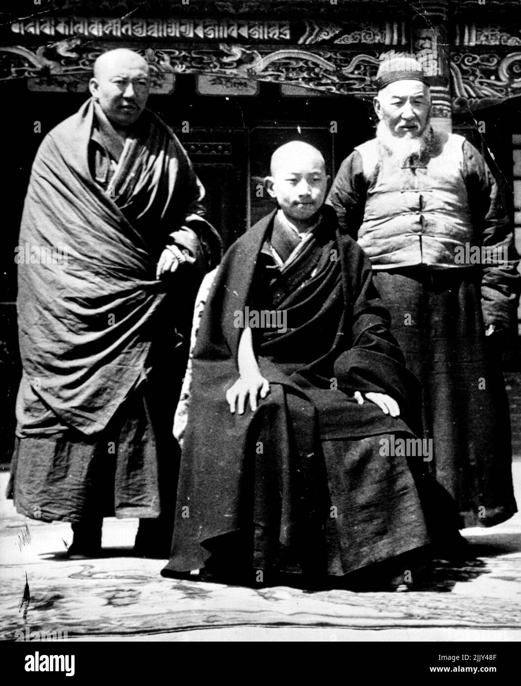 Garçon Tibetian Ruler avec des conseillers - Panchan Lama (centre), âgé de onze ans, dirigeant spirituel de 9 000 000 bouddhistes Tibetiens, est flanqué par ses conseillers est Lo sang Yan-Zen, 73, le régent. Un autre conseiller n'est pas identifié. 23 avril 1948. (Photo par AP Wirephoto). Banque D'Images