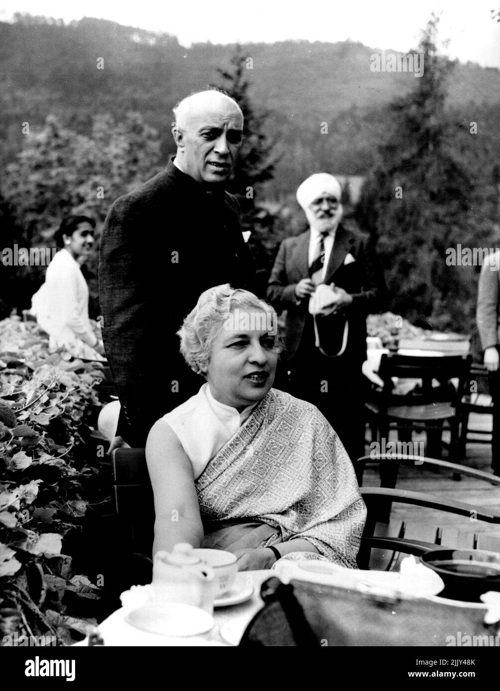 Jawarlal Nehru et sa sœur, Mme R.S. Pandit. Le premier ministre indien est vu avec sa sœur, qui est le haut-commissaire indien à Londres. La photographie a été prise en Autriche où M. Nehru a tenu une conférence sur la politique étrangère de l'Inde à laquelle a assisté son ambassadeur en Europe. 27 juillet 1955. (Photo par Camera Press). Banque D'Images