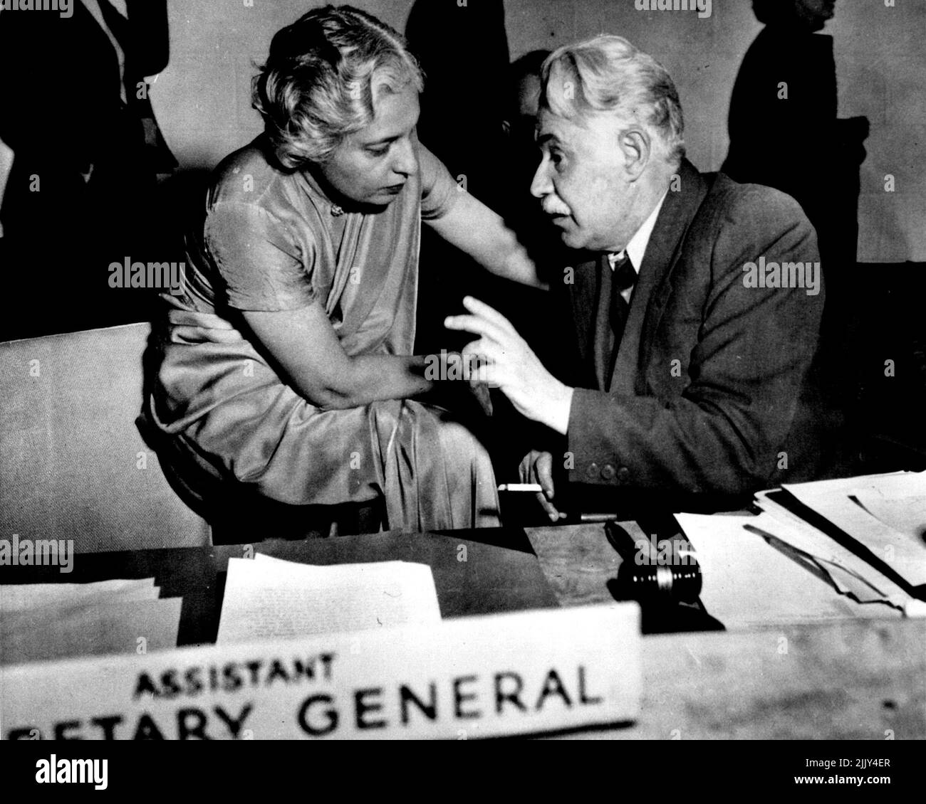 Entretien informel des Nations Unies assis sur le bras d'une chaise