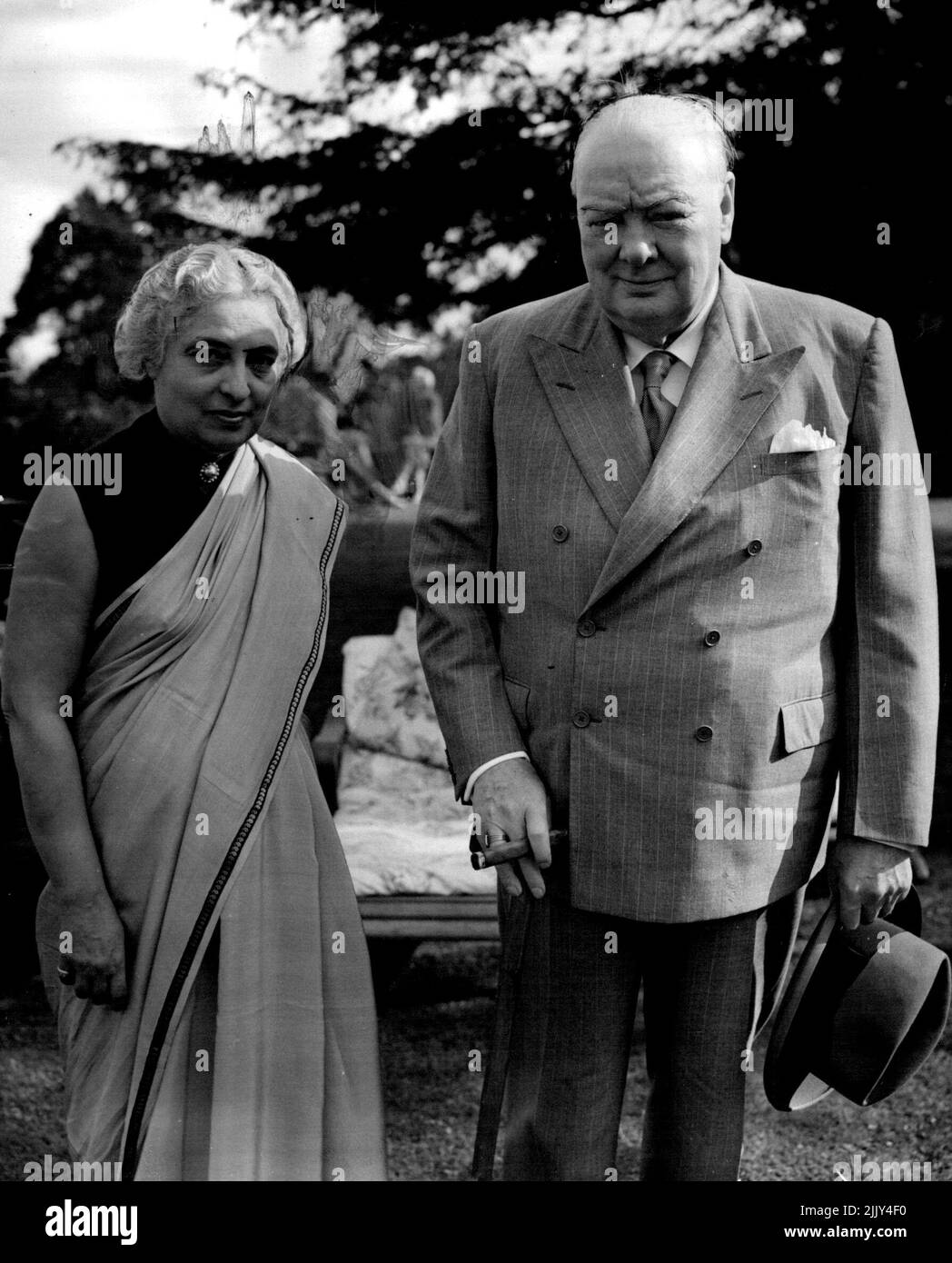 Mme Pandit à Chatwell Tea avec Sir Winston -- Mme Vijaya Lakshmi Pandit, sœur du Président indien de l'Assemblée générale des Nations Unies, a pris le thé avec Sir Winston et Lady Churchill dans leur maison de Chartwell (Kent), dimanche. Mme Pandit est arrivée à Londres lundi dernier pour une visite officielle d'une semaine en tant que Présidente de la visite générale en tant que Présidente de l'Assemblée générale. Ses engagements ont inclus un auditoire avec la Reine. 11 juillet 1954. (Photo de Reuterphoto). Banque D'Images