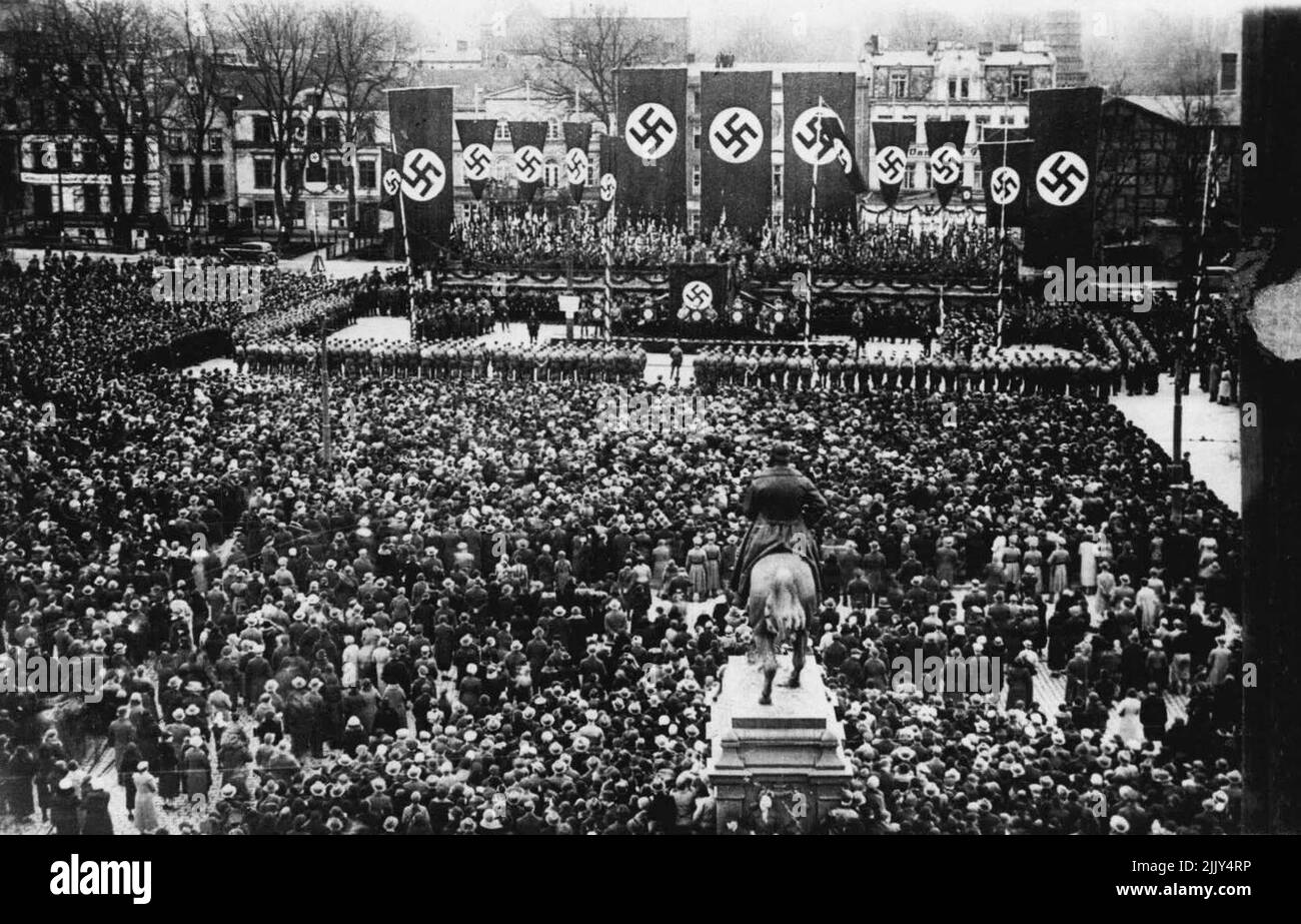 ***** Discours électoral à Danzig - plusieurs vues de la réunion de masse dans le Haumarkt à ***** Le dernier discours électoral de M. Goebbel, jeudi. 26 avril 1935. (Photo de Keystone). Banque D'Images