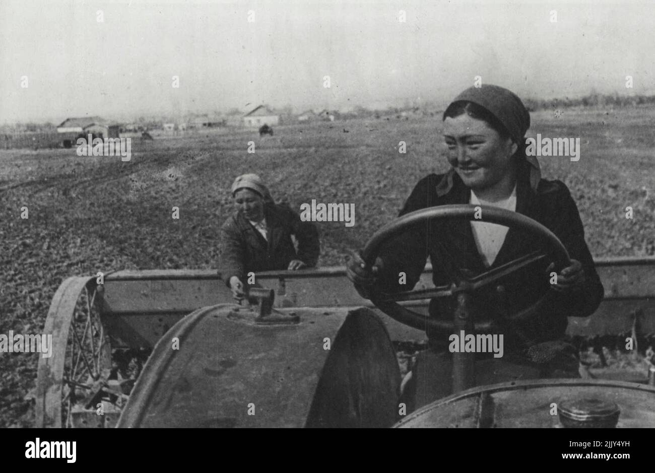 La ferme collective 'Gigant' de Kirghizia. Le chauffeur du tracteur Sabira Talapayeva et le soer Jakish Arymbayeva. 1 octobre 1943. (Photo de Sovfoto). Banque D'Images