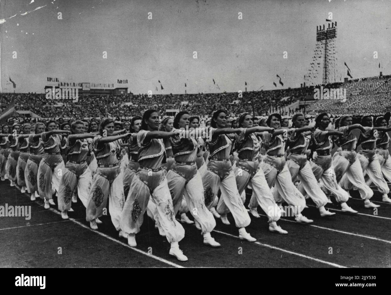 Les jeunes Dames de M. Malenkov -- Clad harem style, une équipe de femmes athlètes de Jzbek balancent leurs bras à travers leurs breats comme ils marchent avec une précision militaire dans le grand a; Russie le festival d'athlétisme a tenu 18 juillet 1954. À Moscou. Lors de cette réunion, neuf Otkalenki, détenteur du record du monde de 800 mètres féminin, a établi un nouveau record du monde pour les 800 mètres. Lors d'un festival d'athlétisme tout-Russie à Moscou, des femmes athlètes de la République ouzbek ont défilé dans les costumes colorés de l'Asie centrale. 20 avril 1955. Banque D'Images
