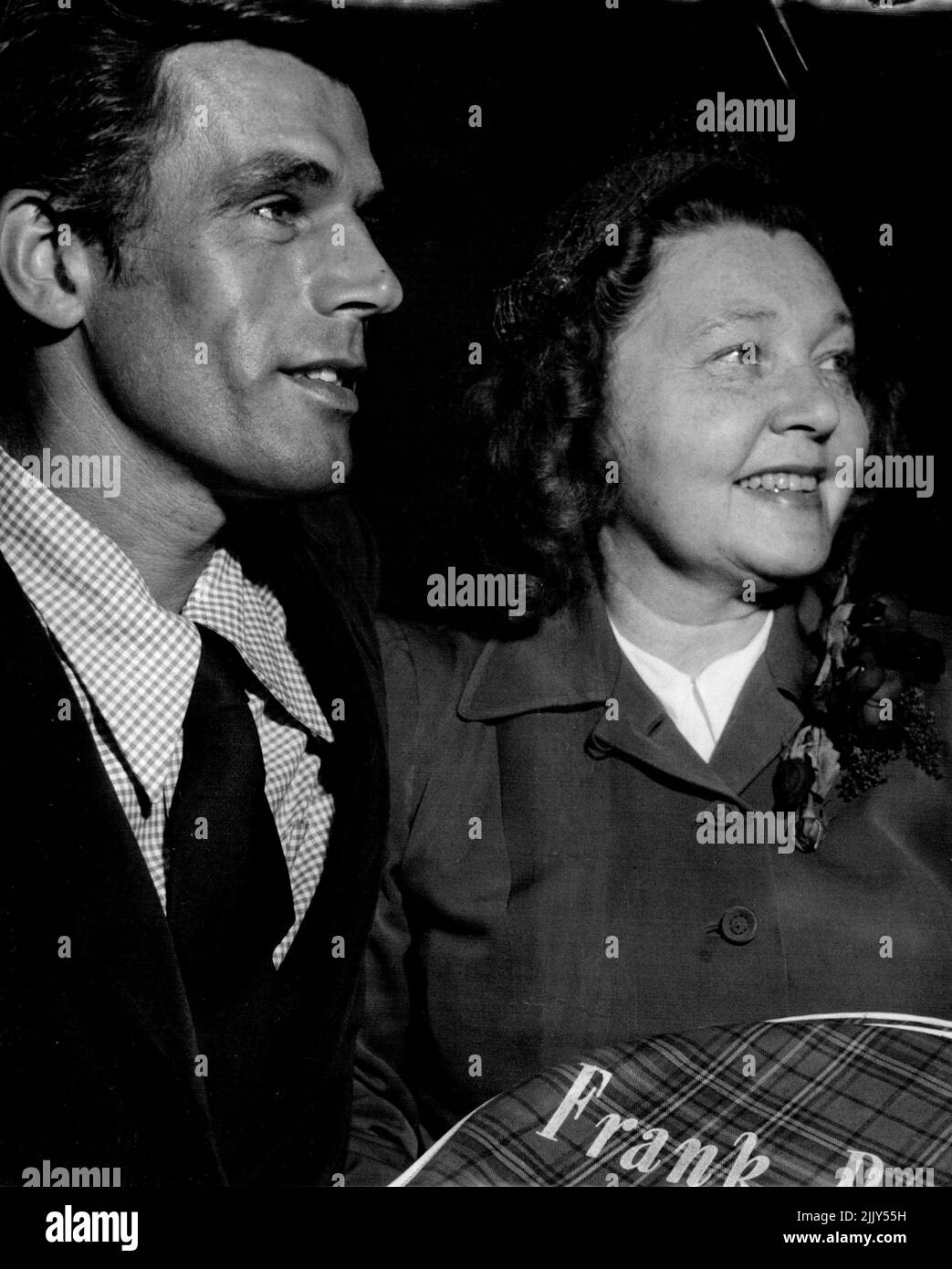 Frank et Mme Parker qui sont partis pour Honolulu pour jouer avec la troupe Pro avant de rentrer chez eux à Los Angeles B.C.P.A. 26 février 1951. Banque D'Images