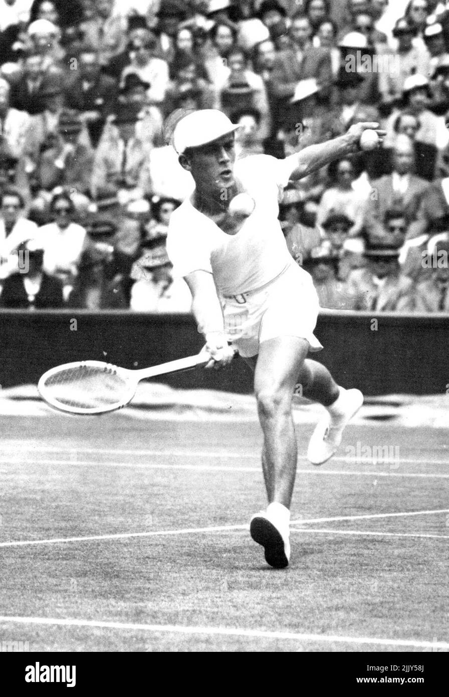 Bobby Riggs, un professionnel américain du tennis, a récemment mentionné que le nouveau front de Frankie Parker s'était « amélioré hors de vue ». Il est intéressant de rappeler qu'en 1939, John Bromwich a remporté le match final du défi de la coupe Davis avec la perte de quatre jeux « en se concentrant sur le nouveau front de Parker. Ainsi Frankie avait un « nouveau front » en 1939, aussi! Riggs, comme Budge, a été responsable de certaines déclarations optimistes, qui vont même jusqu'à prétendre que l'Amérique battera l'Australie de cinq à zéro dans le cadre du défi de la coupe Davis. 1 mars 1946. Banque D'Images