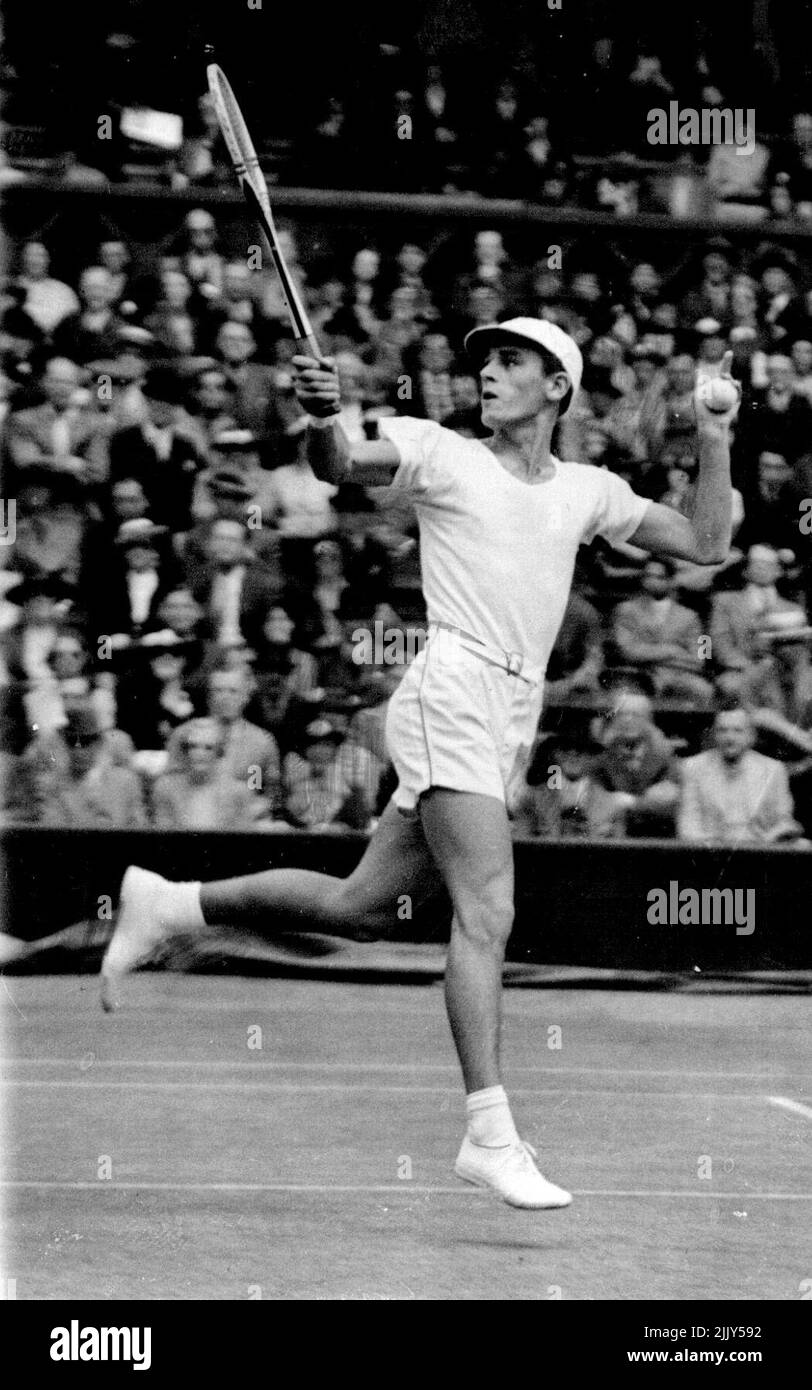 Frank Parker sur le terrain central de Wimbledon. 09 août 1937. Banque D'Images